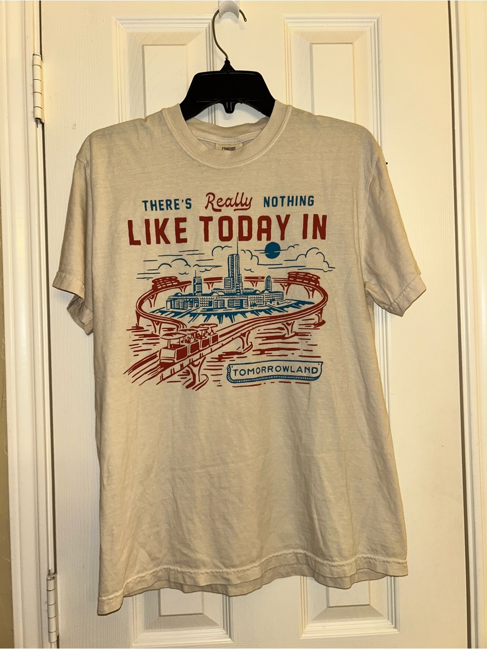 NWOT Tomorrowland Cream Men’s T-shirt by Main Street Tourist Size M
